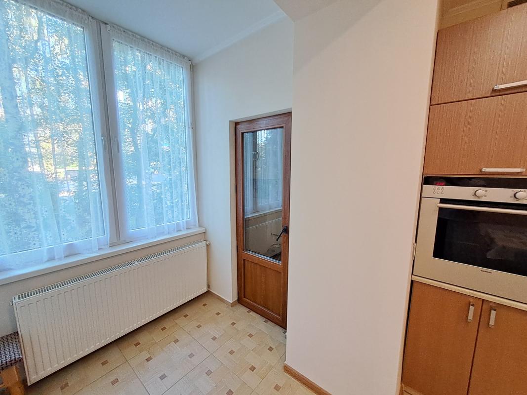 Продаж 2 кімнатної квартири 76 кв. м, Чернівецька вул. (Пензенська) 4