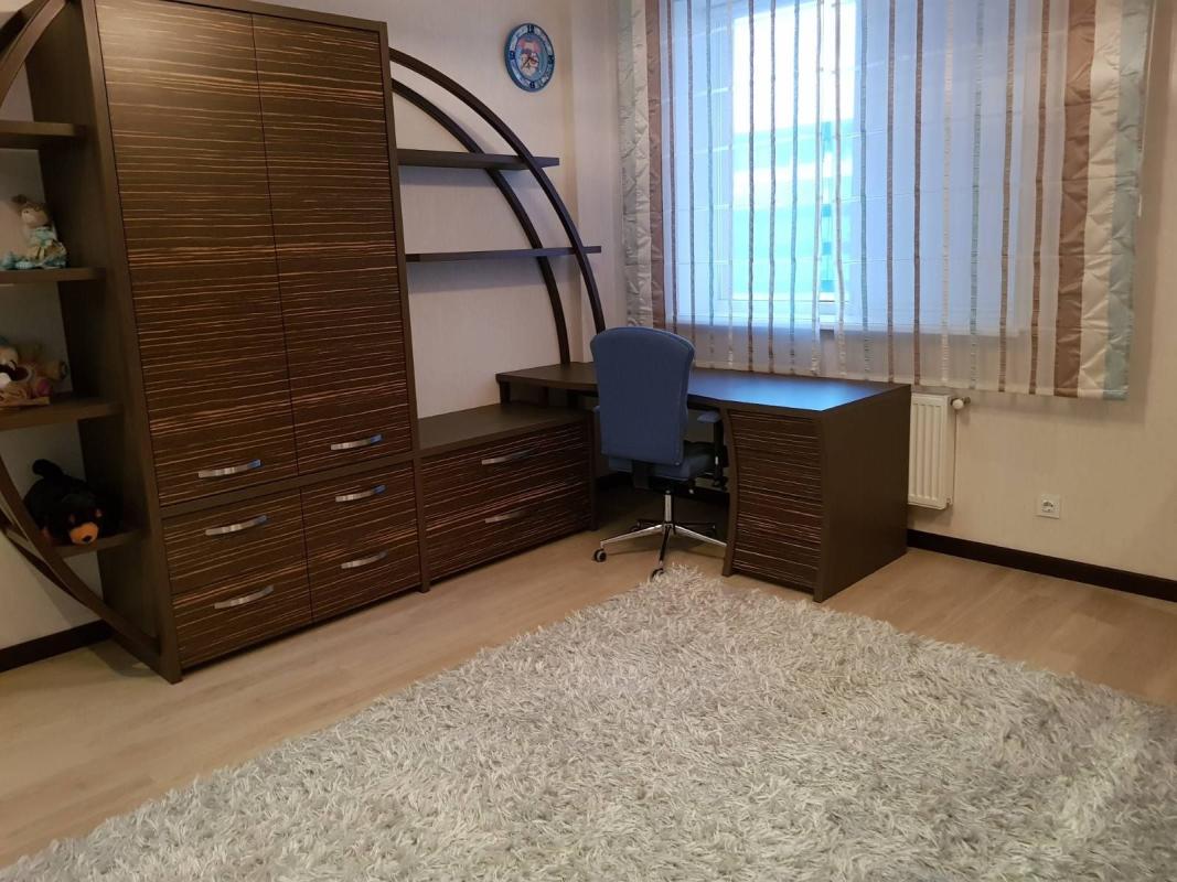 Long term rent 3 bedroom-(s) apartment Kultury Street 22б