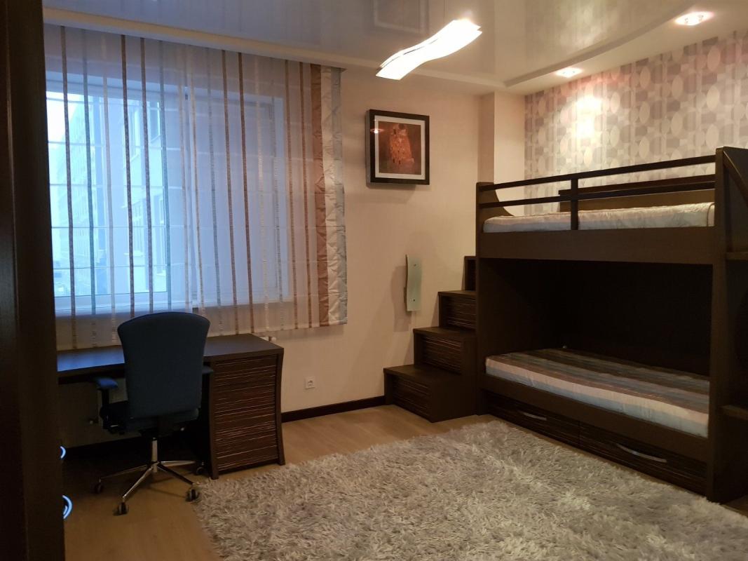 Long term rent 3 bedroom-(s) apartment Kultury Street 22б