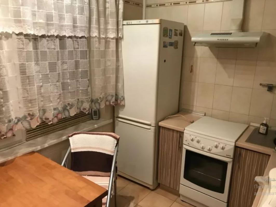 Long term rent 3 bedroom-(s) apartment Traktorobudivnykiv Avenue 107