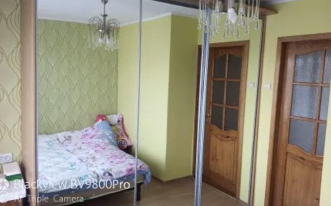 Продаж 3 кімнатної квартири 69 кв. м, Новопирогівська вул. 31