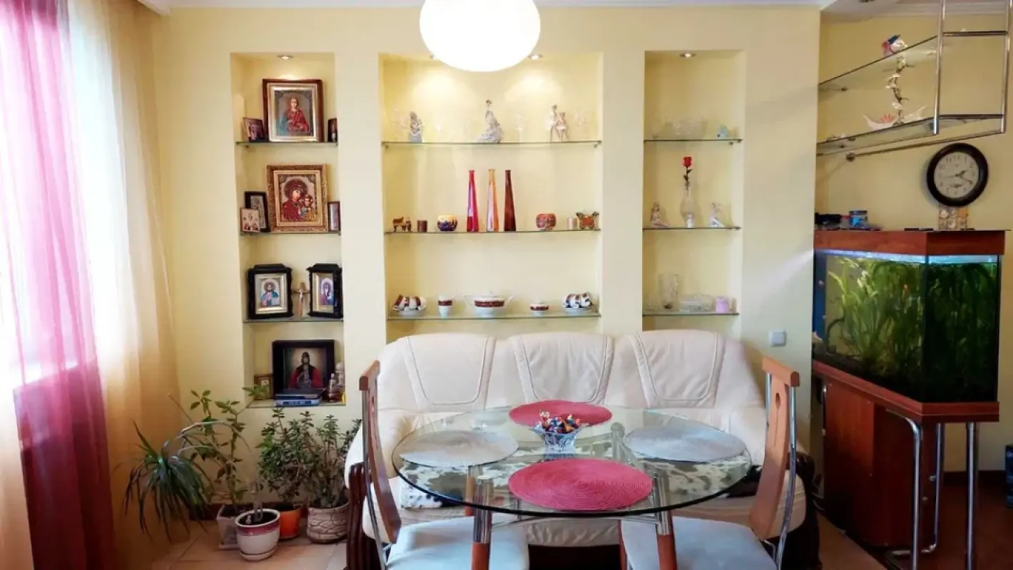 Long term rent 4 bedroom-(s) apartment Illinska Street 61