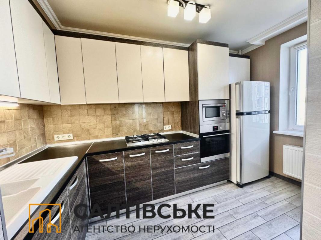 Продаж 2 кімнатної квартири 74 кв. м, Єнакіевская вул. 37