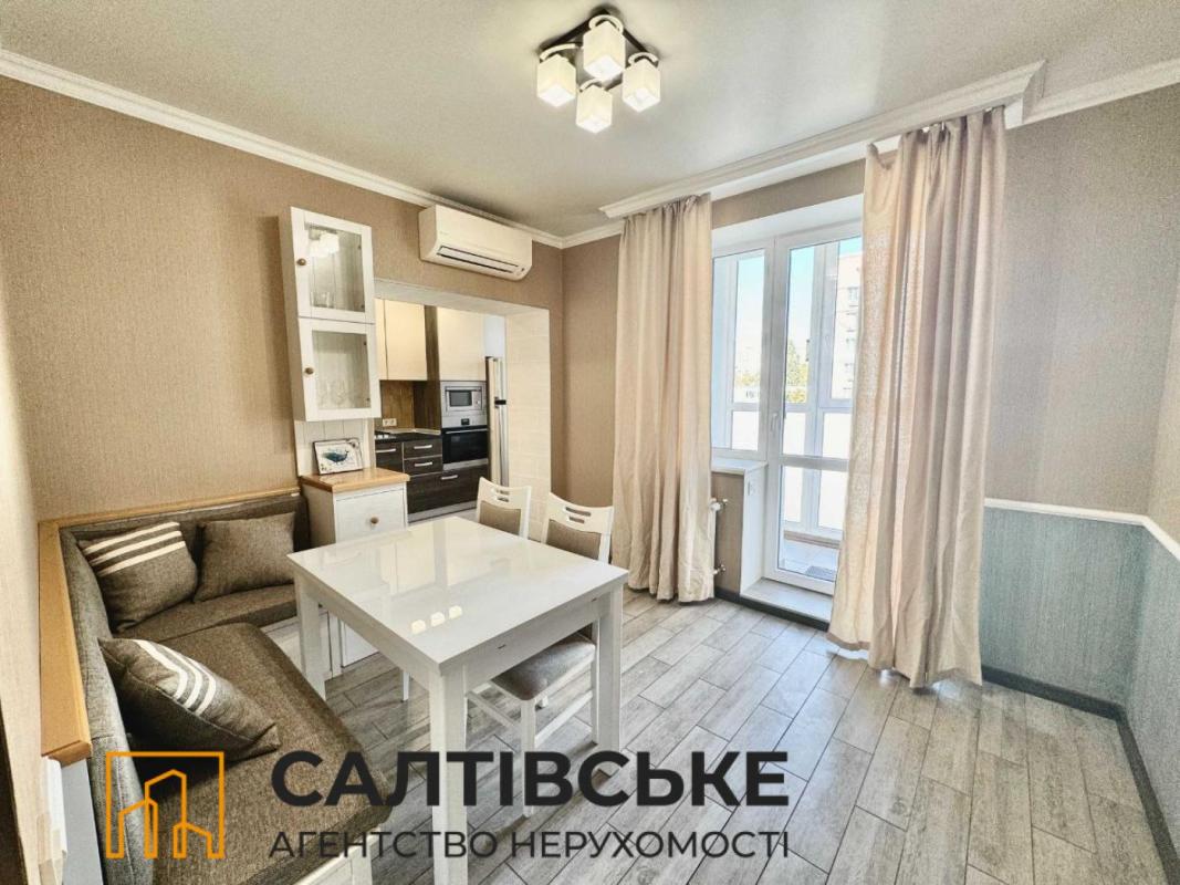 Продаж 2 кімнатної квартири 74 кв. м, Єнакіевская вул. 37