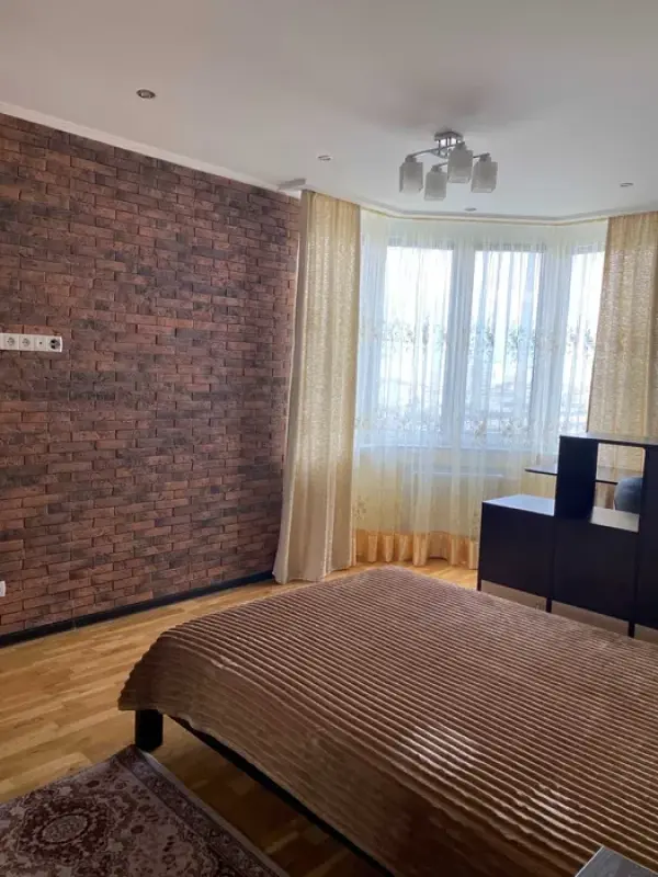 Long term rent 4 bedroom-(s) apartment Heroyiv polku "Azov" Street (Marshala Malynovskoho Street) 4в