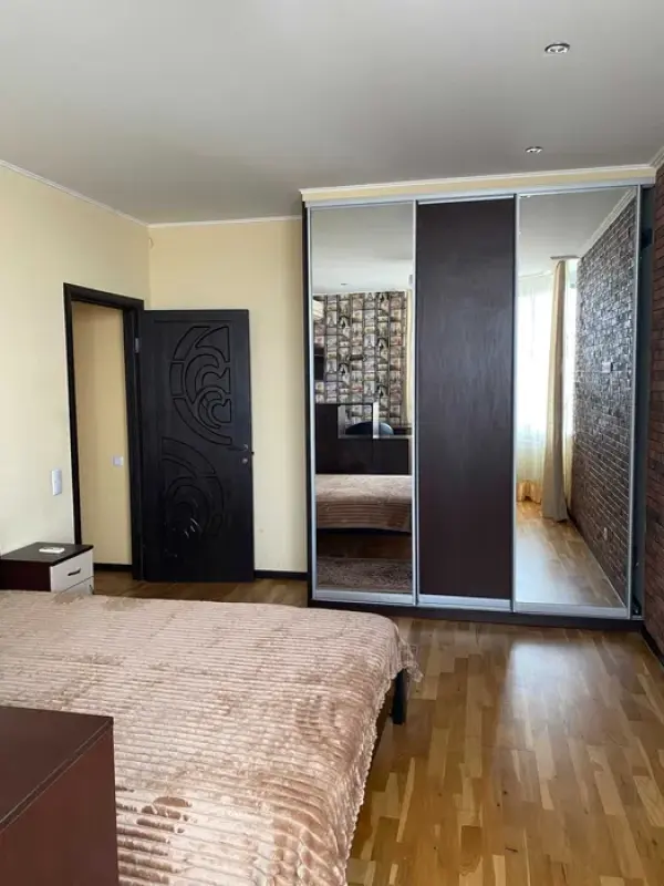 Long term rent 4 bedroom-(s) apartment Heroyiv polku "Azov" Street (Marshala Malynovskoho Street) 4в