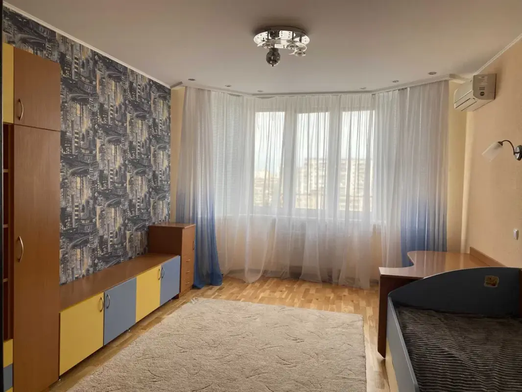 Long term rent 4 bedroom-(s) apartment Heroyiv polku "Azov" Street (Marshala Malynovskoho Street) 4в