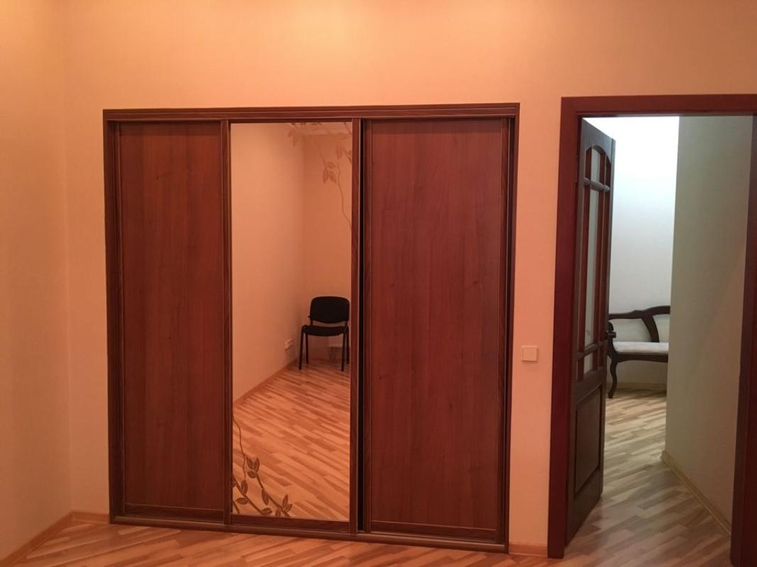 Long term rent 2 bedroom-(s) apartment Pochainynska Street 70