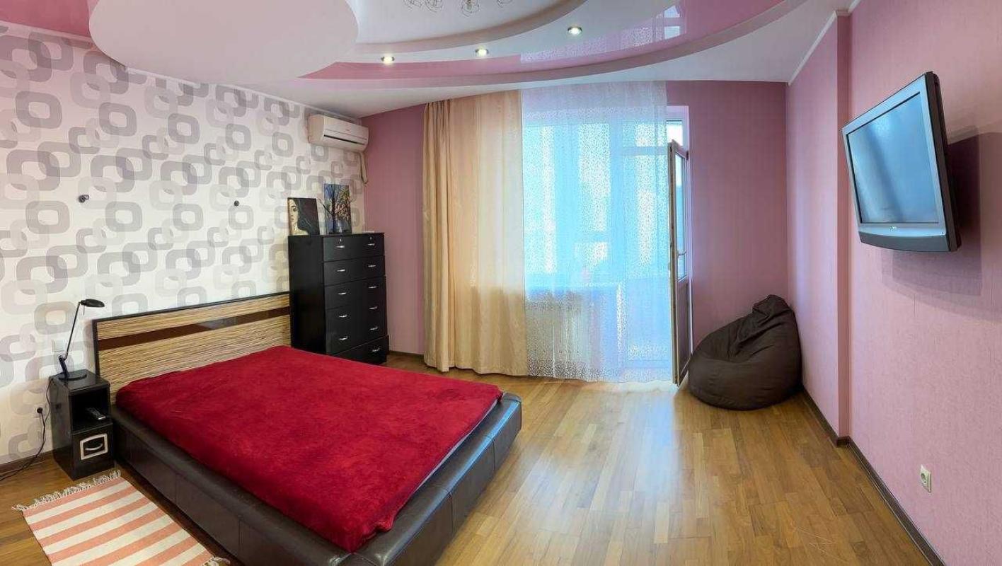 Long term rent 4 bedroom-(s) apartment Dniprovska Embarkment 25