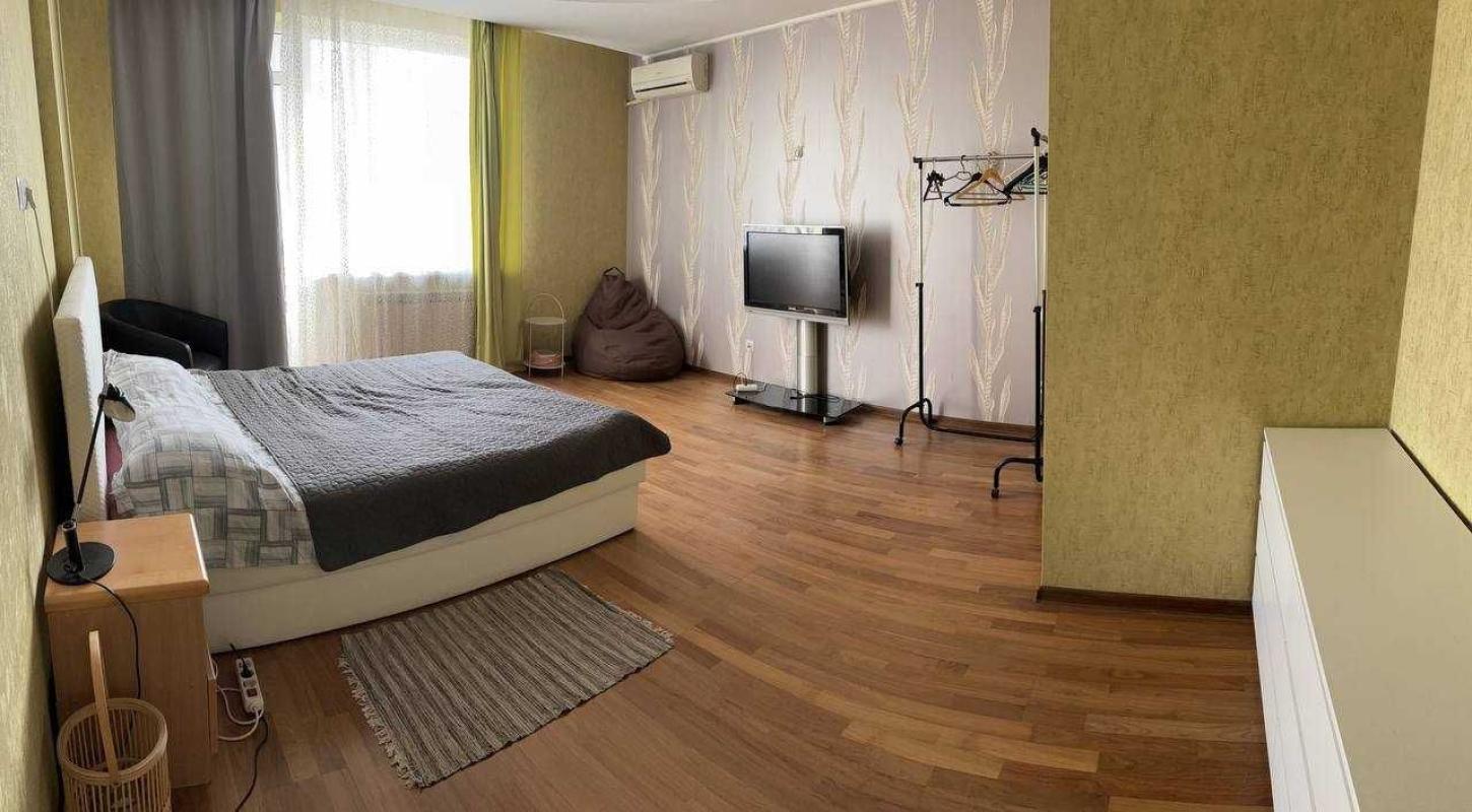 Long term rent 4 bedroom-(s) apartment Dniprovska Embarkment 25