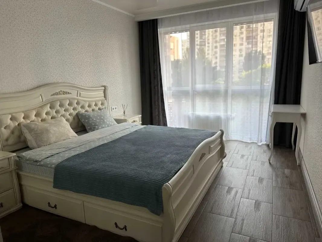 Long term rent 3 bedroom-(s) apartment Mytropolyta Vasylia Lypkivskoho Street (Urytskoho Street) 16