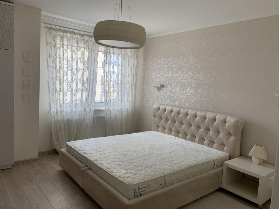 Long term rent 3 bedroom-(s) apartment Mytropolyta Vasylia Lypkivskoho Street (Urytskoho Street) 18