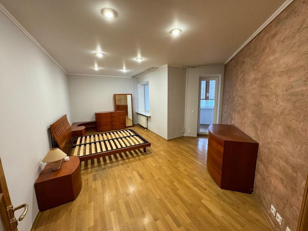 Long term rent 5 bedroom-(s) apartment Valeriia Lobanovskoho Avenue (Chervonozorianyi Avenue) 9/1