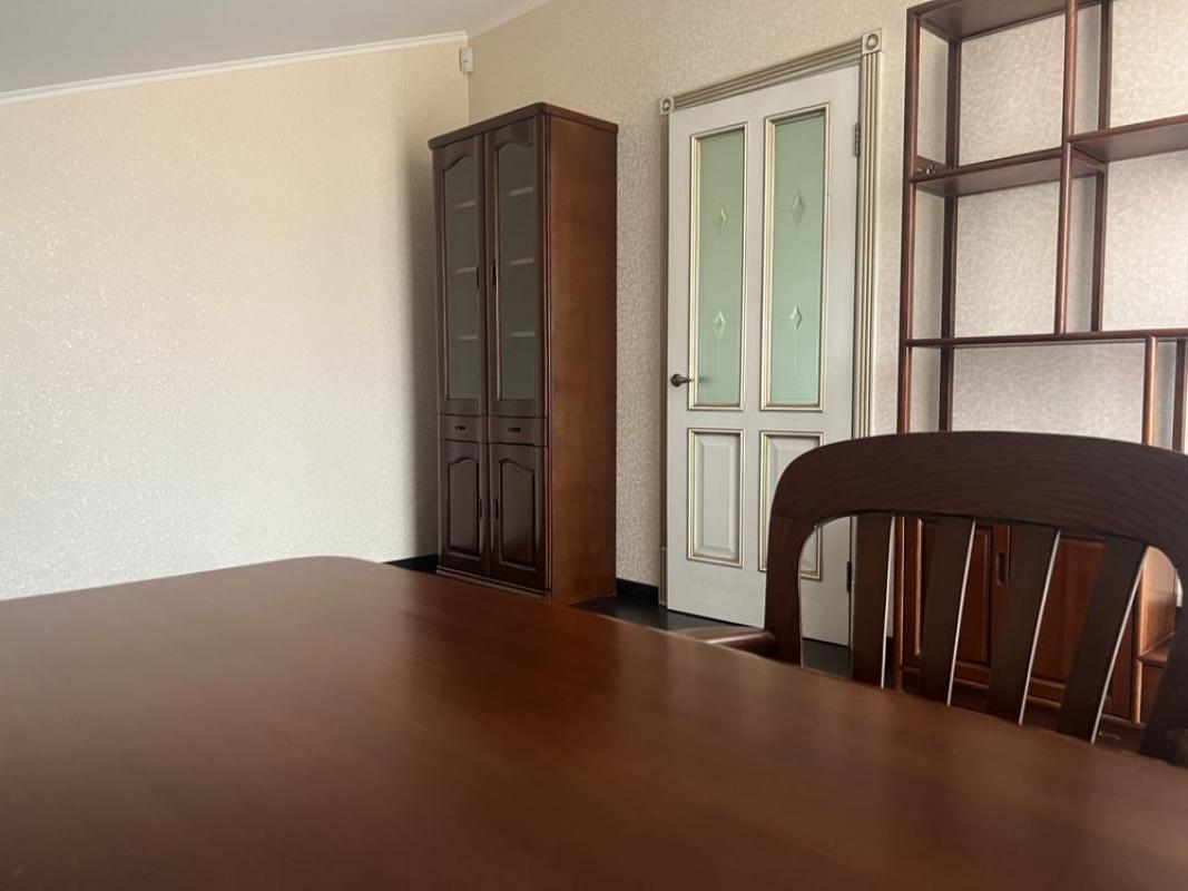 Long term rent 3 bedroom-(s) apartment Reheneratorna Street