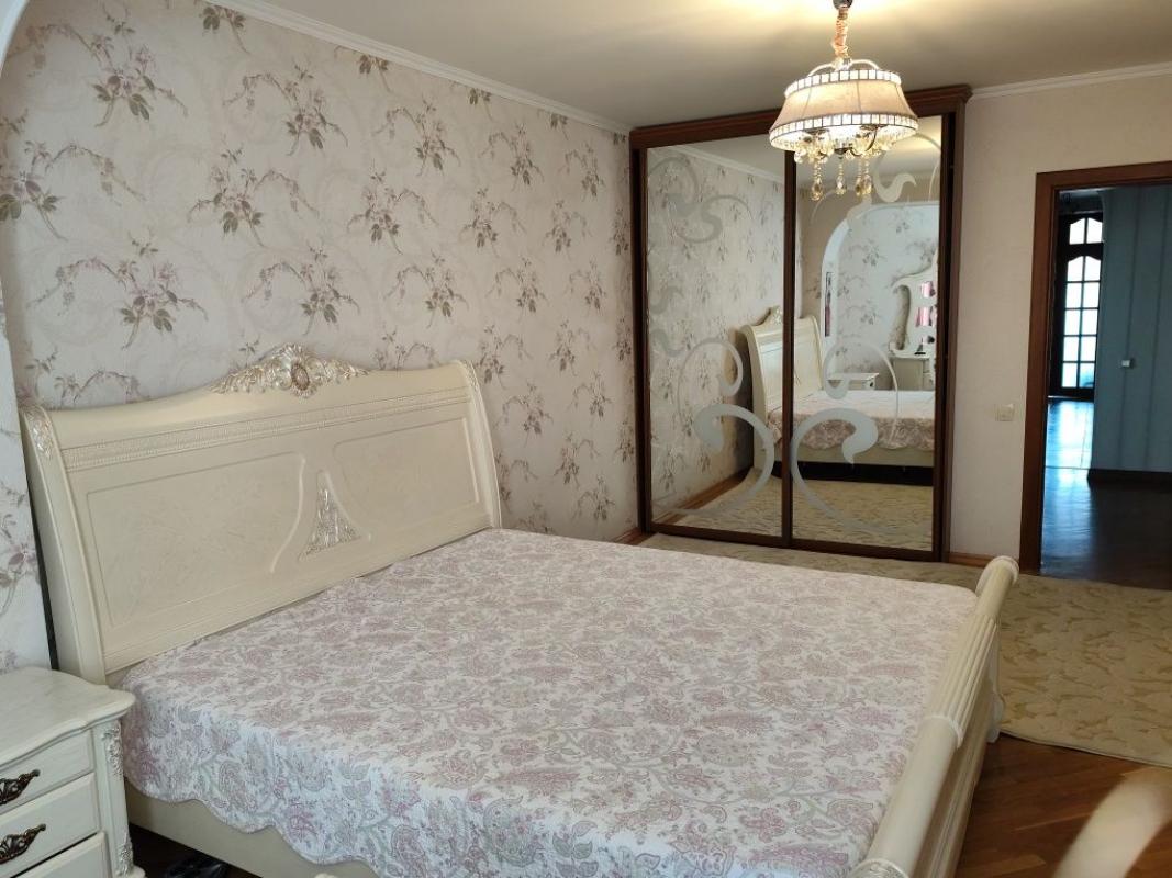 Long term rent 3 bedroom-(s) apartment Volodymyra Ivasiuka Avenue (Heroiv Stalinhrada Avenue) 24а