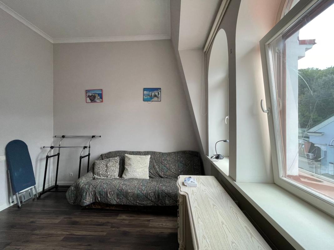 Long term rent 3 bedroom-(s) apartment Vozdvyzhenska Street 34