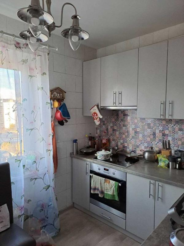 Продаж 2 кімнатної квартири 53 кв. м, Ревуцького вул. 18