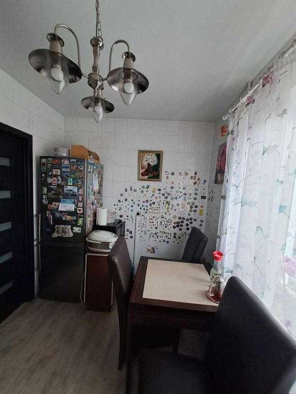 Продаж 2 кімнатної квартири 53 кв. м, Ревуцького вул. 18