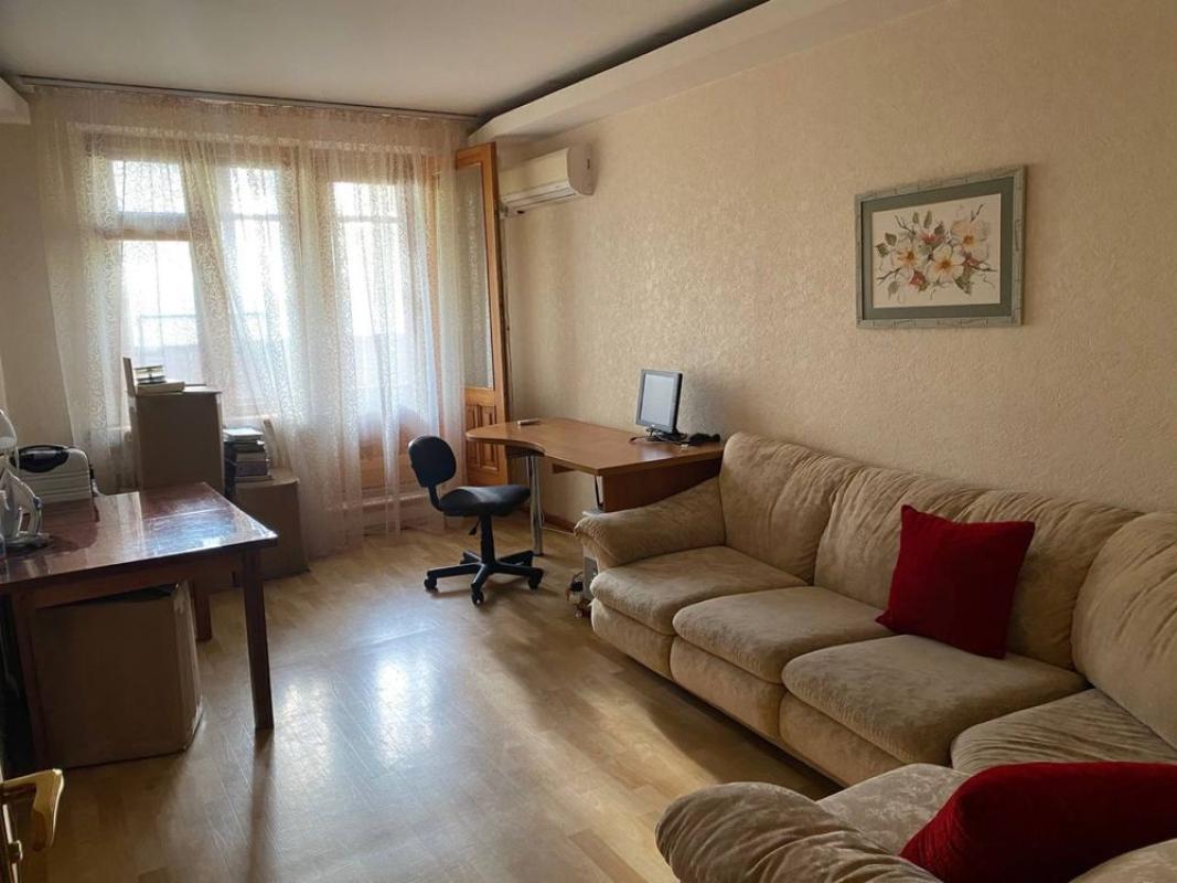 Long term rent 3 bedroom-(s) apartment Vladyslava Zubenka street (Tymurivtsiv Street) 17