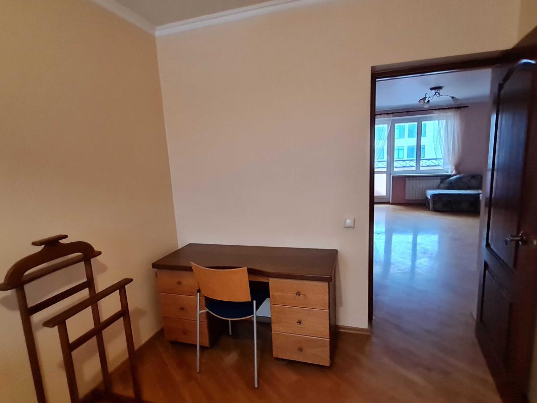 Long term rent 4 bedroom-(s) apartment Tatarska Street 3/2