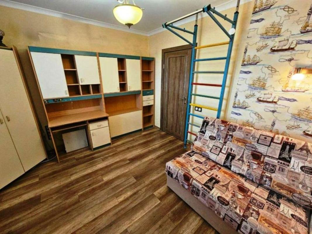 Продаж 3 кімнатної квартири 75 кв. м, Чорнобильська вул. 21