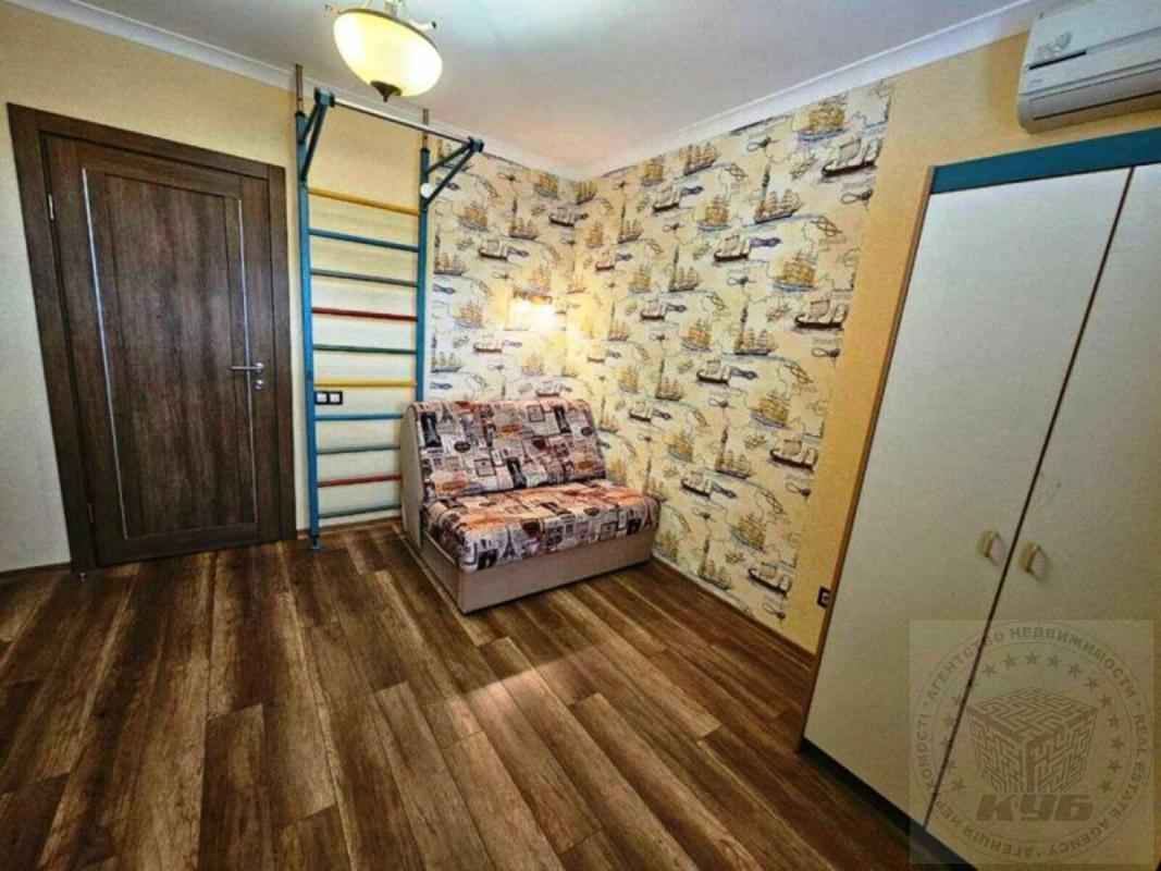 Продаж 3 кімнатної квартири 75 кв. м, Чорнобильська вул. 21