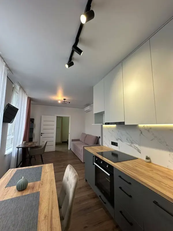 Apartment for rent - Saliutna Street