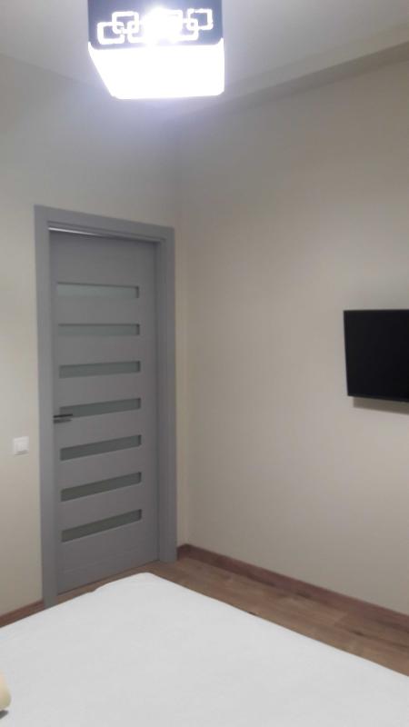 Long term rent 3 bedroom-(s) apartment Konstytutsiyi Square 20