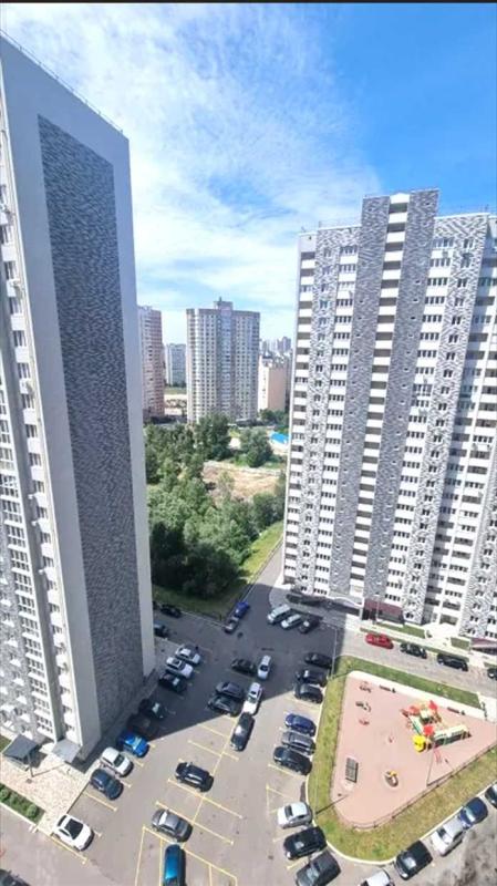 Продаж 2 кімнатної квартири 72 кв. м, Ревуцького вул. 54