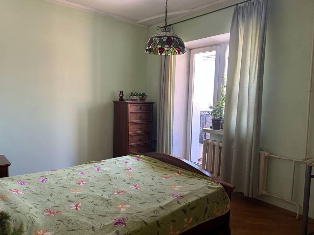 Продаж 3 кімнатної квартири 79 кв. м, Введенська вул. 1