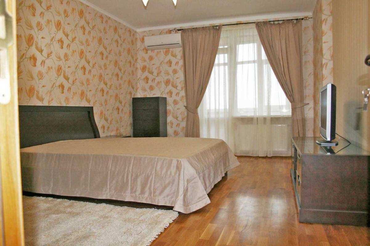 Long term rent 3 bedroom-(s) apartment Lvivska Street 22