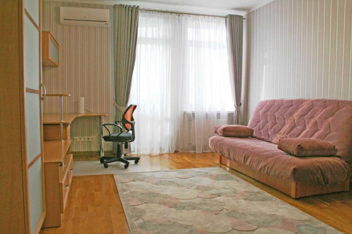 Long term rent 3 bedroom-(s) apartment Lvivska Street 22