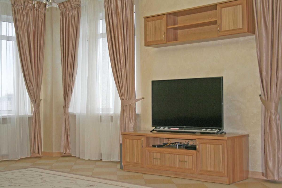 Long term rent 3 bedroom-(s) apartment Lvivska Street 22