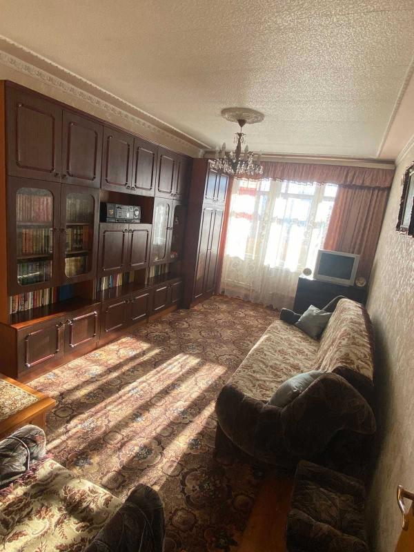 Long term rent 3 bedroom-(s) apartment Traktorobudivnykiv Avenue 63