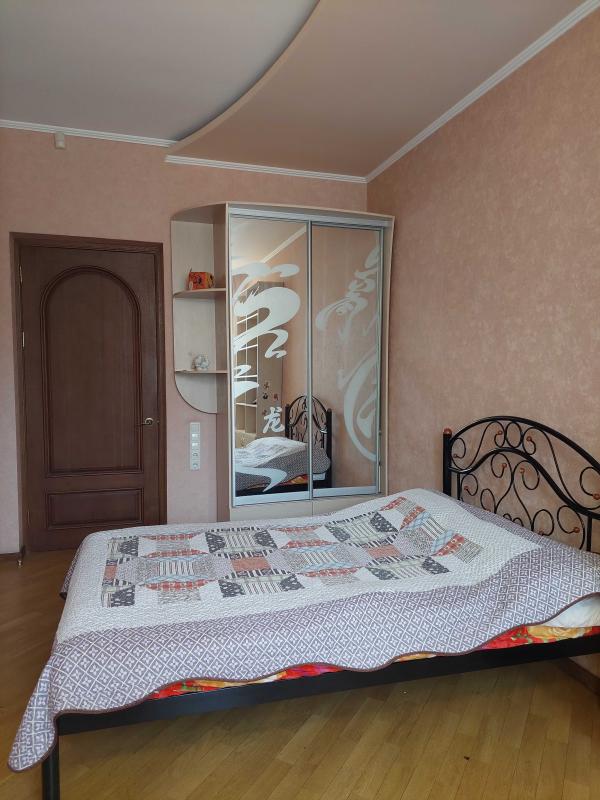 Long term rent 3 bedroom-(s) apartment Nezalezhnosti avenue (Pravdy Avenue) 7 (п24-п26)