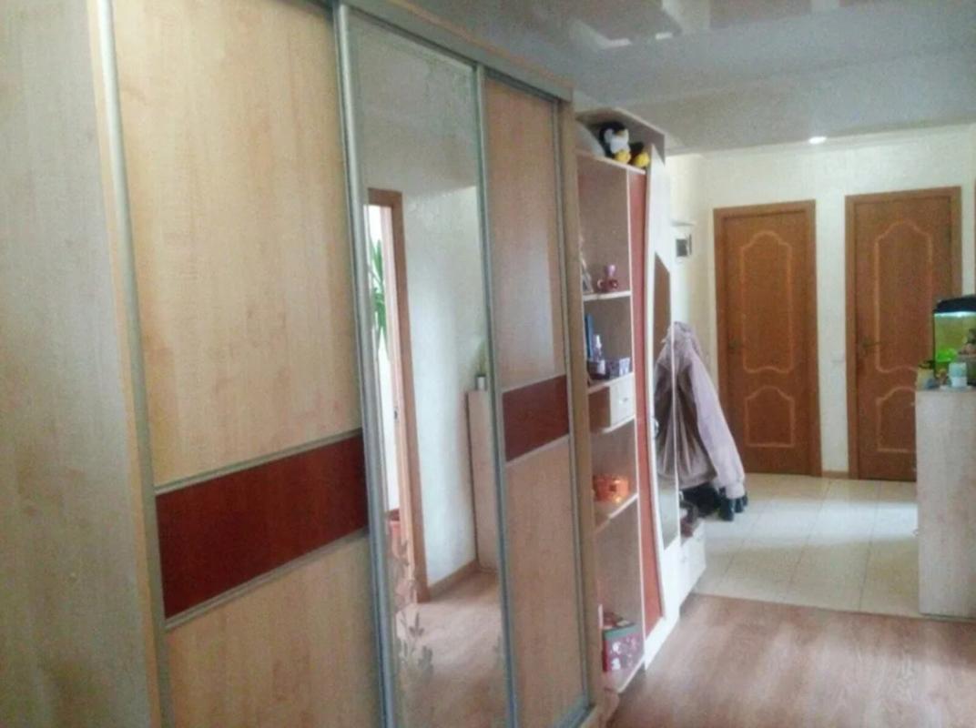 Продаж 3 кімнатної квартири 102 кв. м, Тролейбусна вул. 2