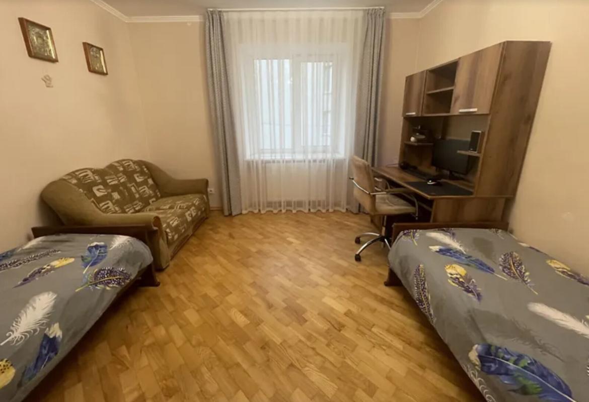 Продаж 2 кімнатної квартири 88 кв. м, Карпенка вул. 7