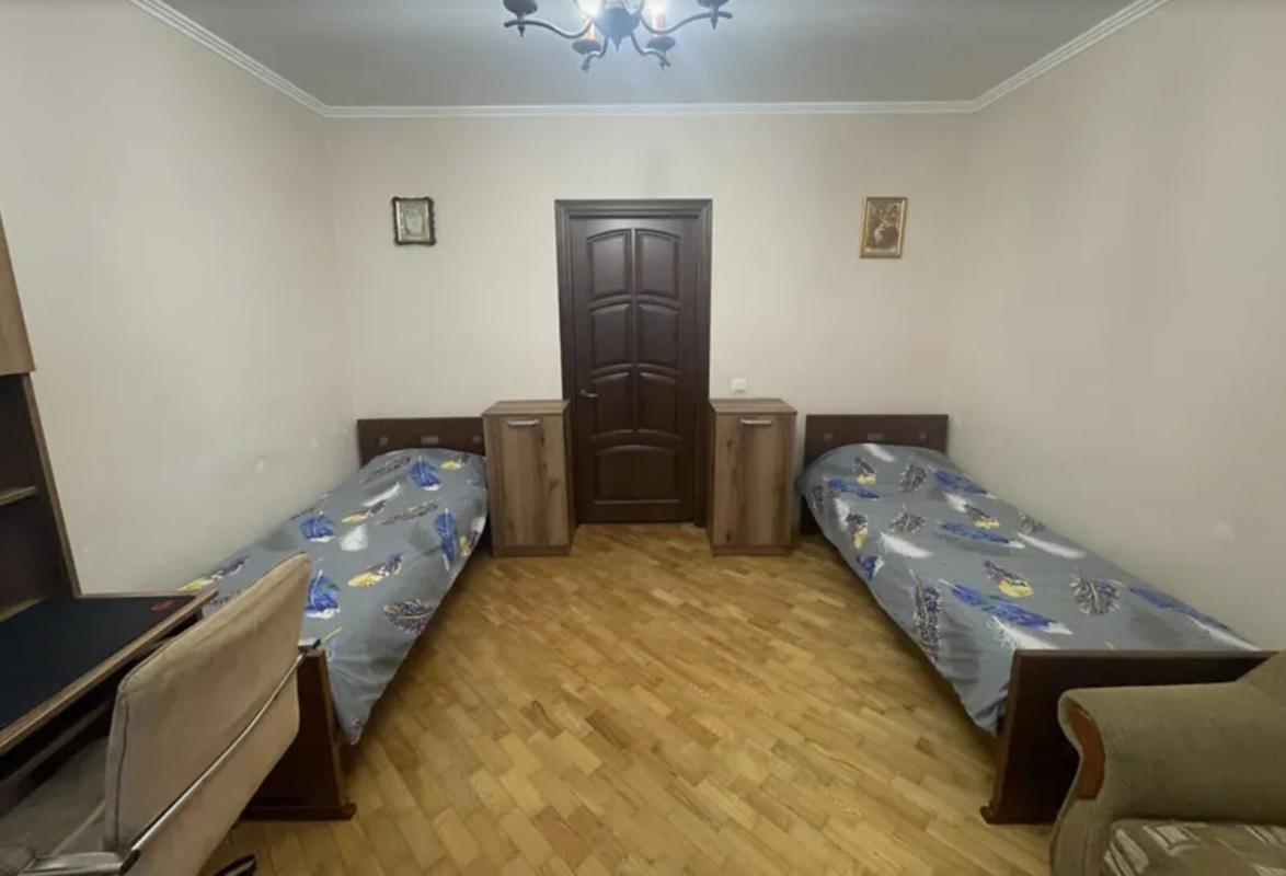 Продаж 2 кімнатної квартири 88 кв. м, Карпенка вул. 7