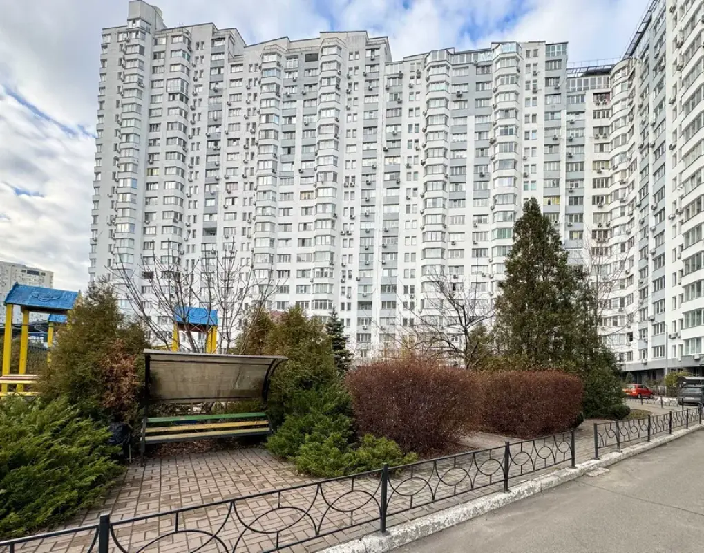 Продаж 3 кімнатної квартири 95 кв. м, Миколи Бажана просп. 16