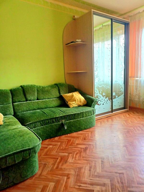 Long term rent 3 bedroom-(s) apartment Amosova Street 1