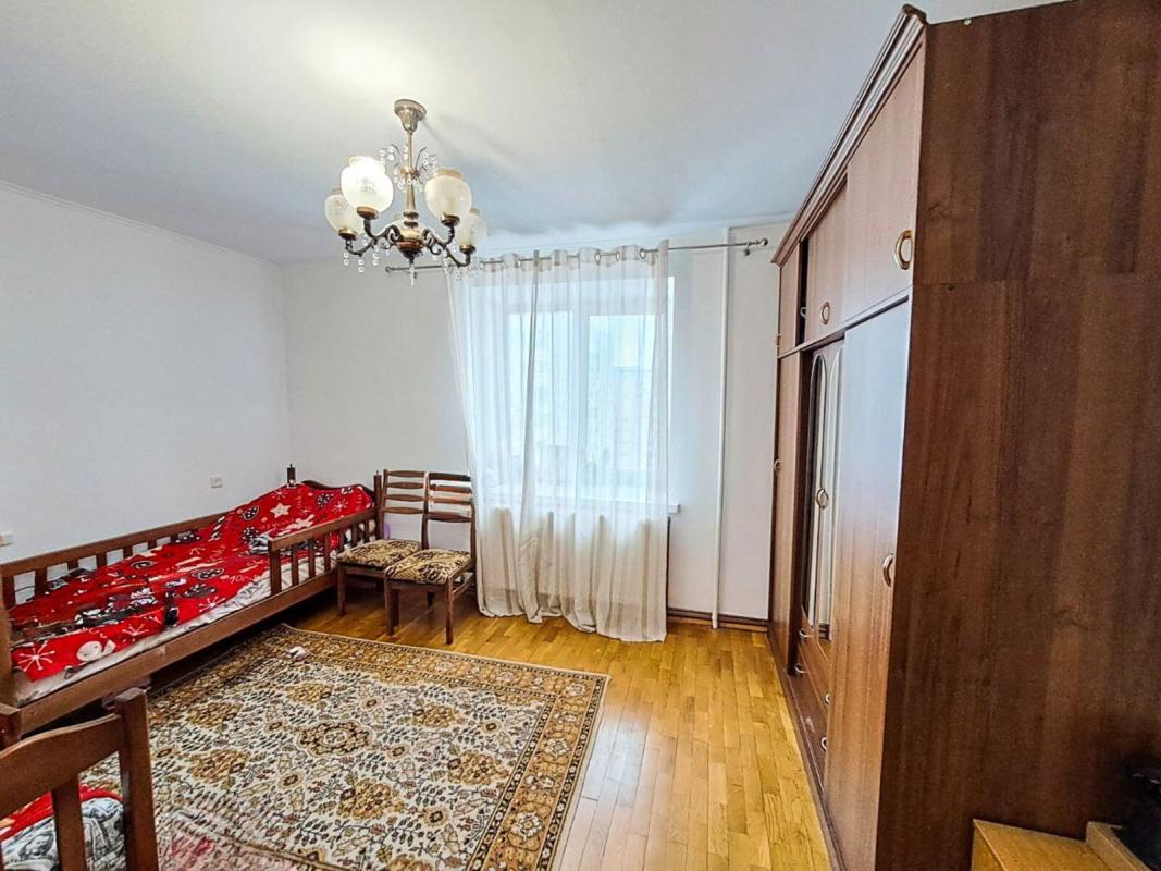 Продаж 3 кімнатної квартири 88 кв. м, Київська вул. 11а