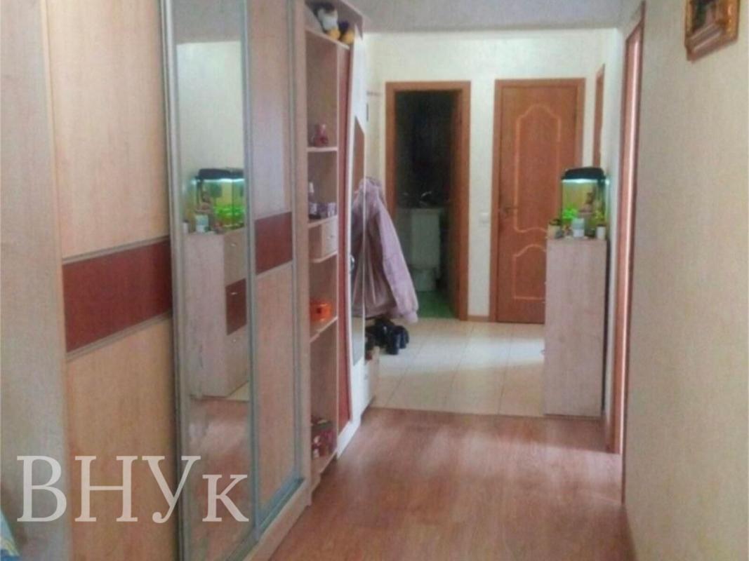 Продаж 3 кімнатної квартири 102 кв. м, Тролейбусна вул. 1