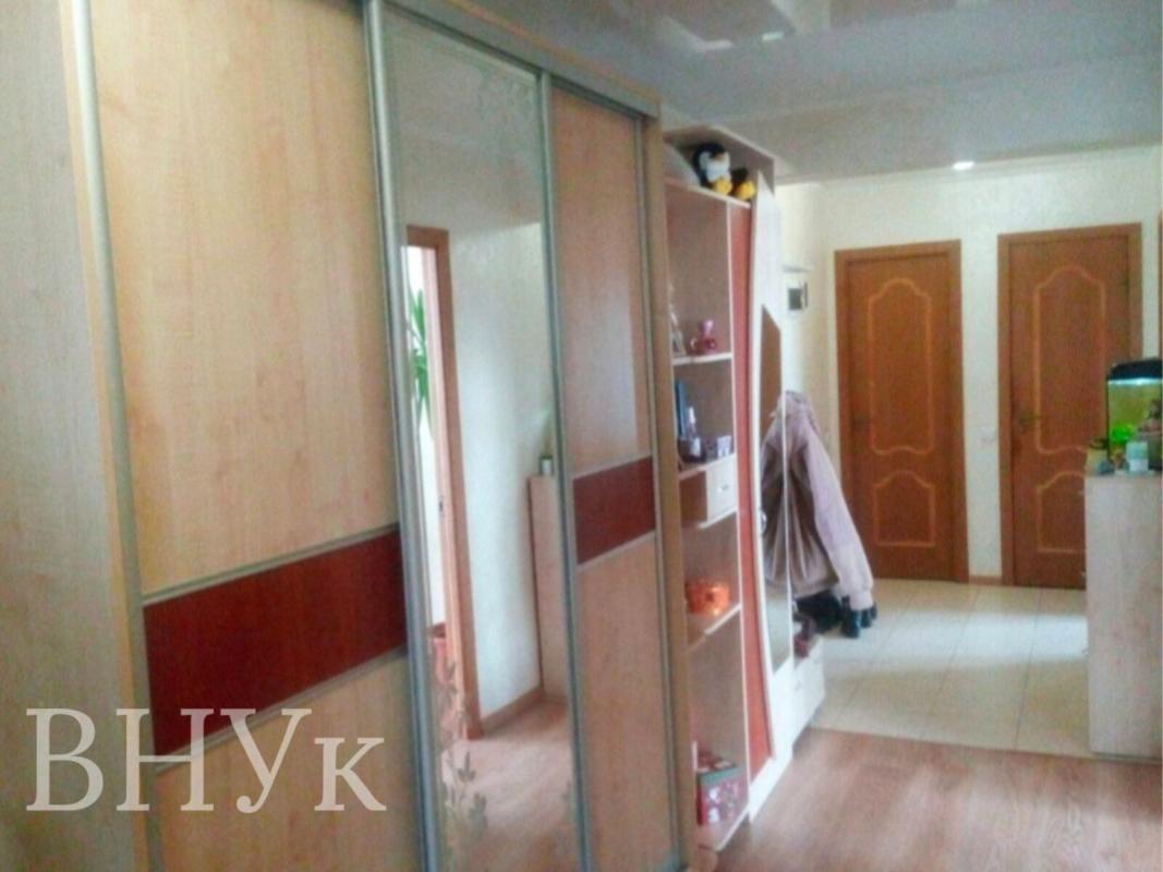 Продаж 3 кімнатної квартири 102 кв. м, Тролейбусна вул. 1