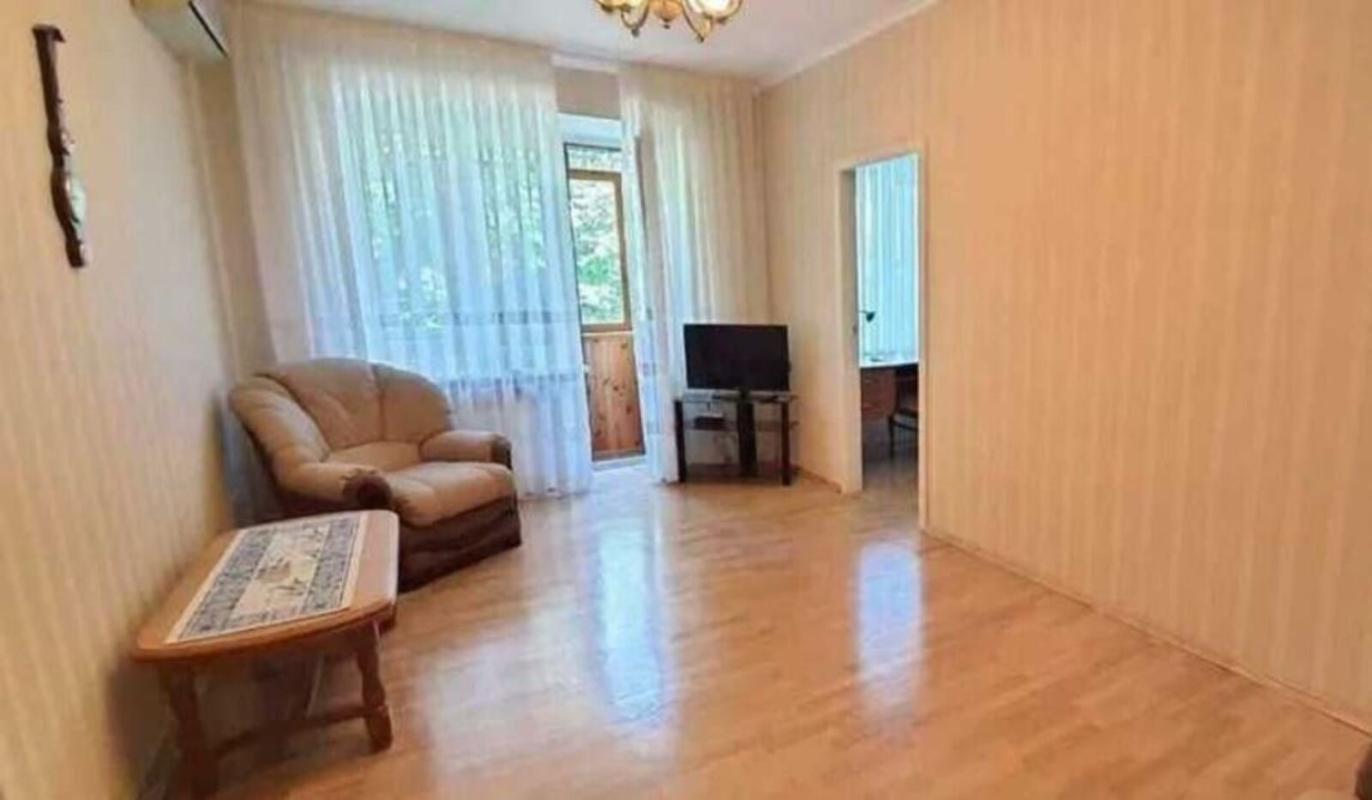 Long term rent 3 bedroom-(s) apartment Lesi Ukrainky Boulevard 13