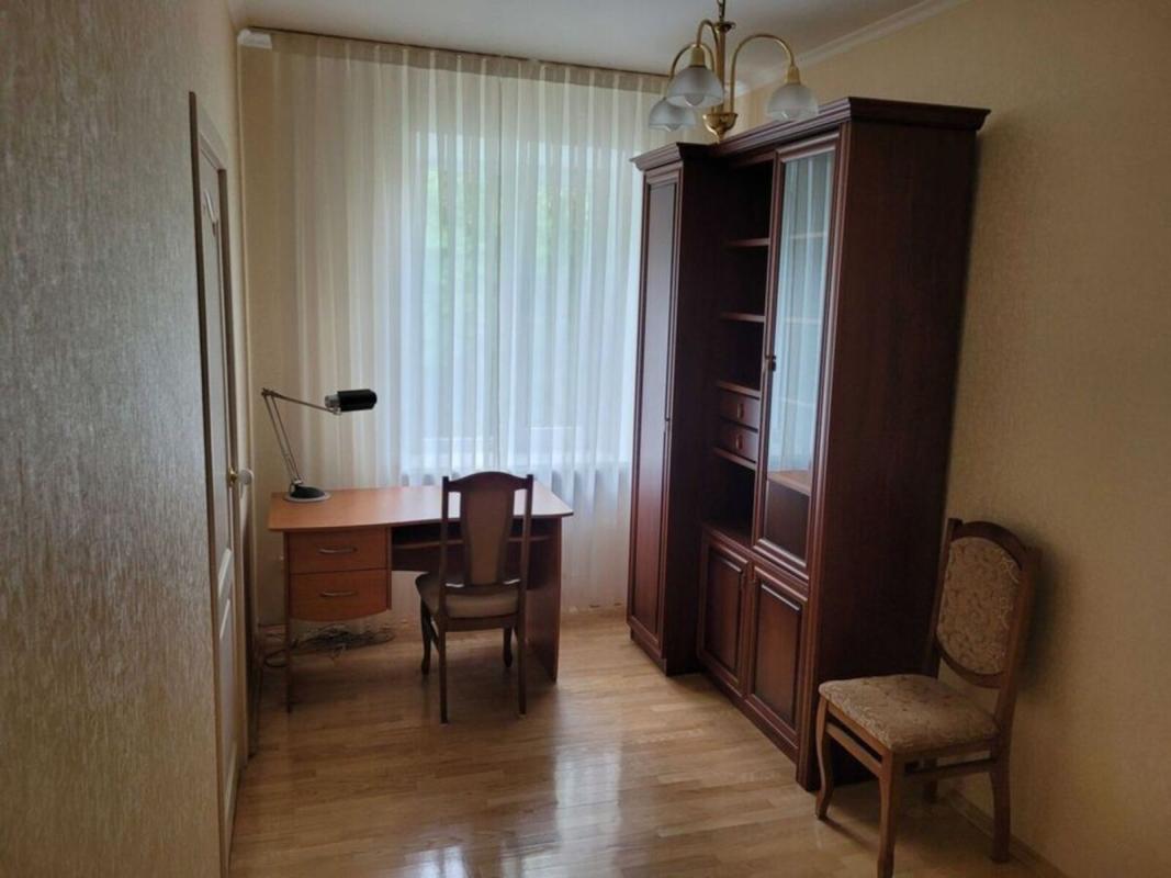 Long term rent 3 bedroom-(s) apartment Lesi Ukrainky Boulevard 13