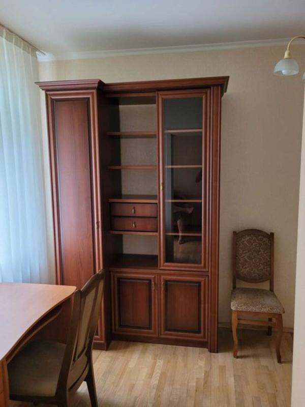 Long term rent 3 bedroom-(s) apartment Lesi Ukrainky Boulevard 13