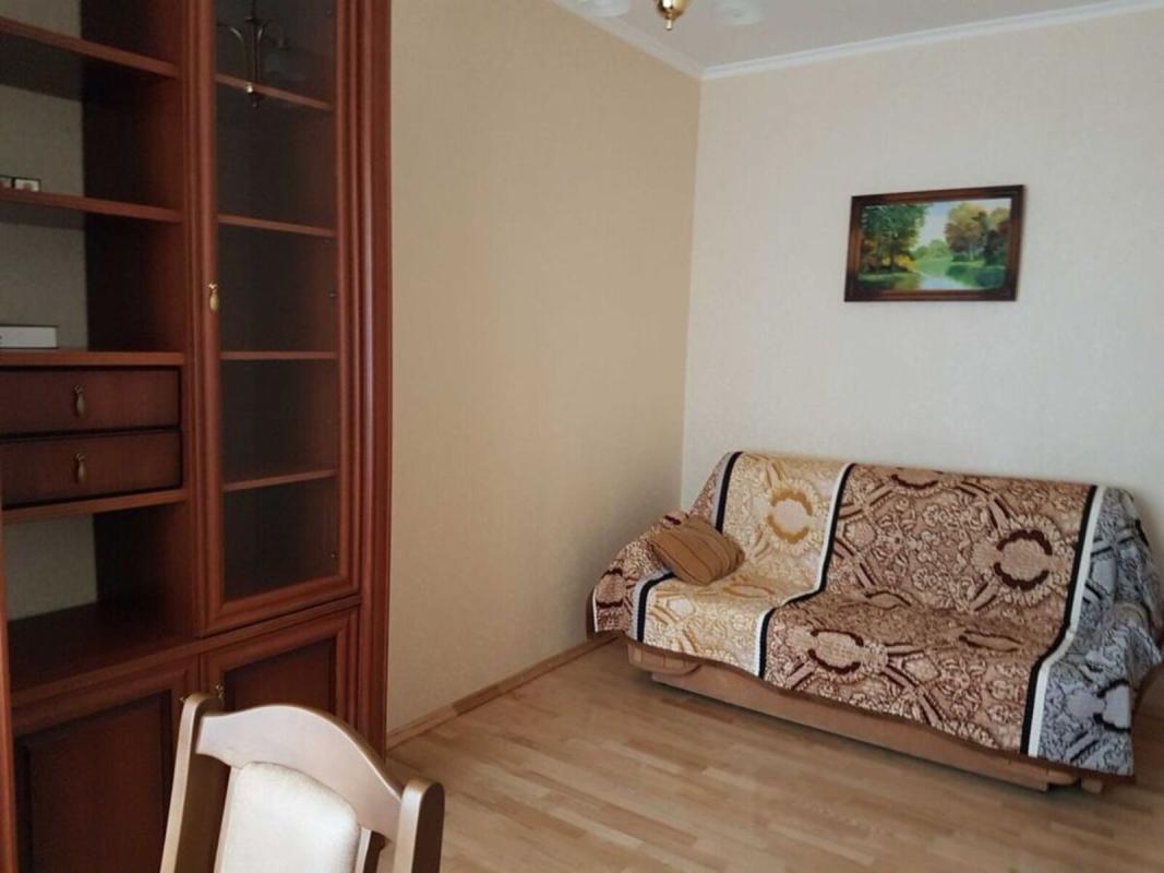 Long term rent 3 bedroom-(s) apartment Lesi Ukrainky Boulevard 13