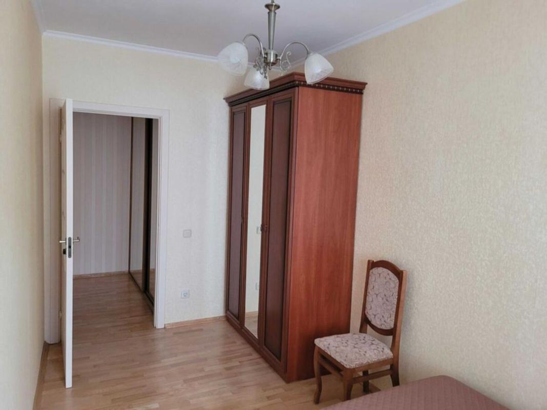 Long term rent 3 bedroom-(s) apartment Lesi Ukrainky Boulevard 13