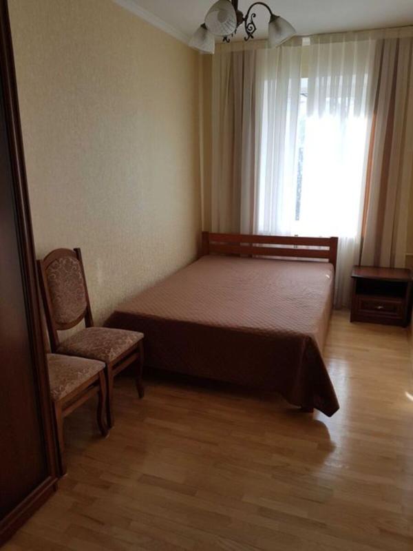 Long term rent 3 bedroom-(s) apartment Lesi Ukrainky Boulevard 13