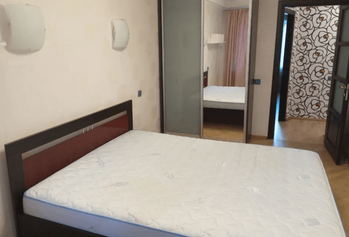 Long term rent 3 bedroom-(s) apartment Zahorivska Street (Bahhovutivska Street) 3/15